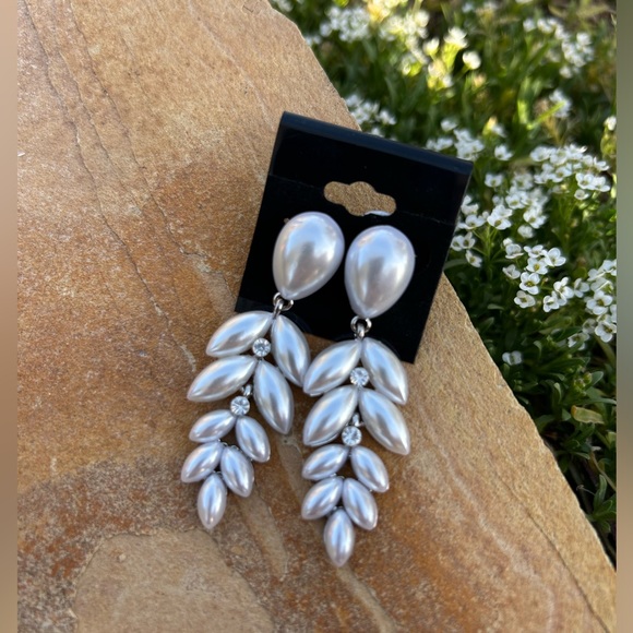 White Pearlescent Statement Special Occasion Earrings NWT - Picture 3 of 5